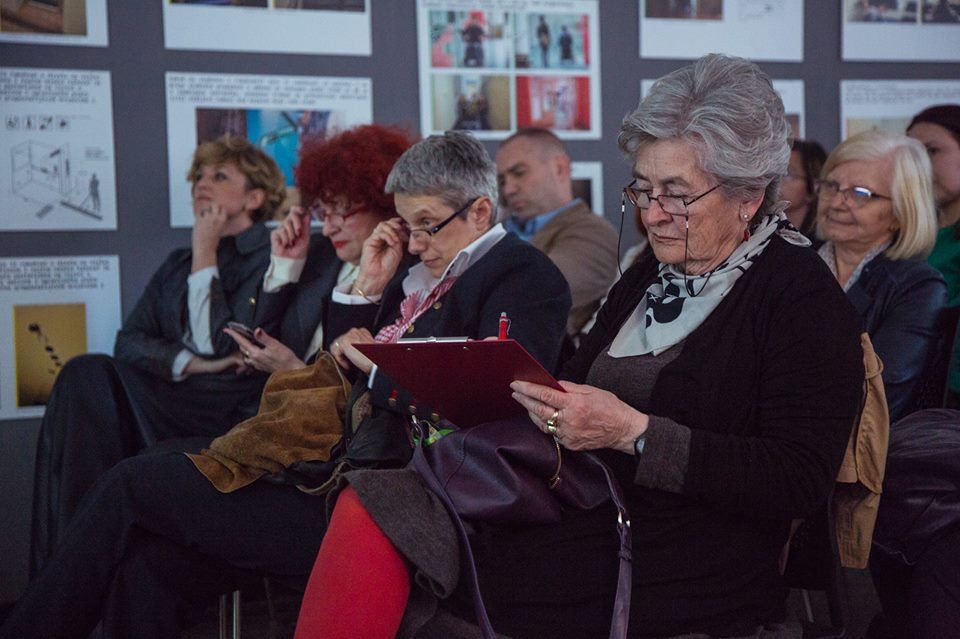 Publika na tribini_Zene u arhitekturi_Vjera Kucan u prvom planu_preuzeto sa facebook profila Zaklade sveučilišta u rijeci